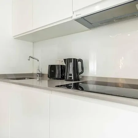Tranquil & Bright With Parking By Rems Malaga
